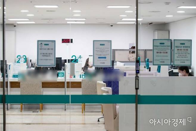 주요 시중은행을 중심으로 대출 금리는 낮추고, 정기 예적금 상품의 금리는 올리는 움직임이 이어지고 있는 7일 서울 시내 한 은행 창구 모습./강진형 기자aymsdream@