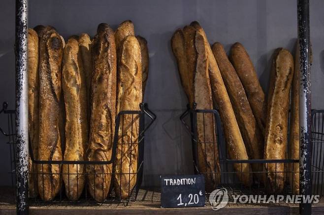 프랑스 파리에 있는 빵집에 전시된 바게트. 사진=EPA·연합뉴스