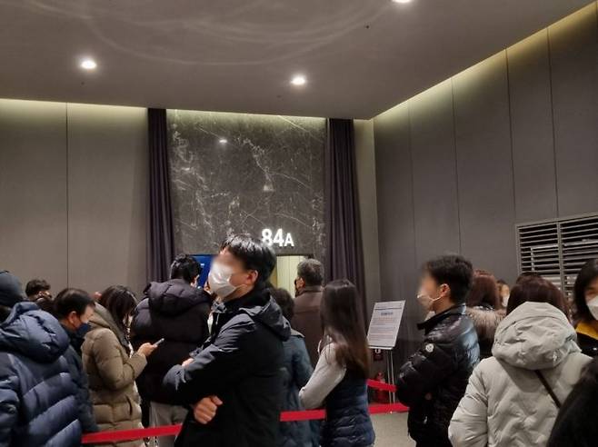 주택형 84㎡A 유닛을 보기 위해 줄지어있는 방문객들/사진=황서율 기자chestnut@