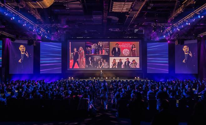 30일 싱가포르 마리나 베이 샌즈에서, 루크 강 월트디즈니 컴퍼니 아태지역 총괄 사장이 '디즈니 콘텐츠 쇼케이스 2022'의 시작을 알리고 있다. /월트디즈니컴퍼니