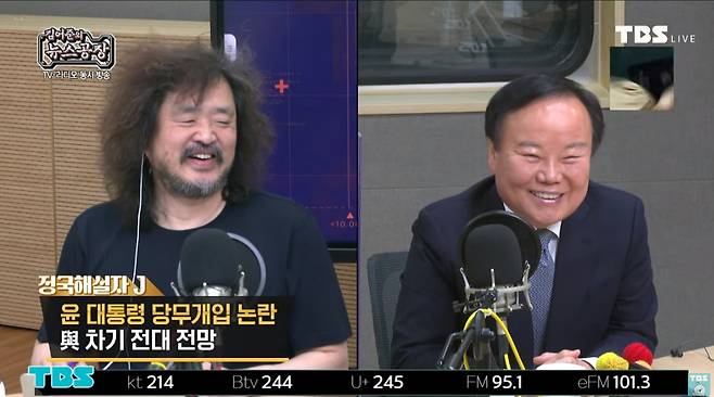 방송인 김어준(왼쪽)씨와 김재원 전 국민의힘 최고위원. /TBS '김어준의 뉴스공장'