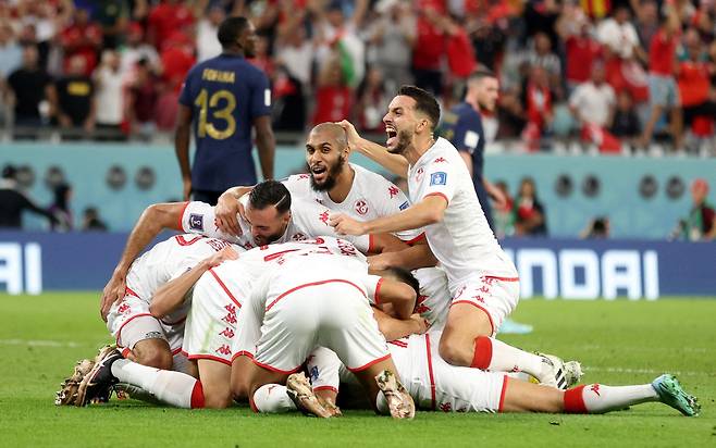 1일(한국 시각) 열린 카타르 월드컵 D조 3차전 프랑스와 튀니지의 경기에서 와흐비 하즈리(튀니지)의 결승골이 터진 뒤 튀니지 선수들이 환호하고 있다. /로이터 뉴스1