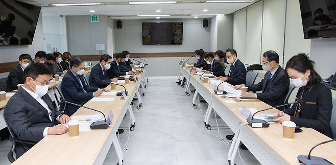 박민수 보건복지부 2차관이 조제용 아세트아미노펜 성분을 생산하는 6개 주요 제약사 관계자와 간담회 하고 있다. /보건복지부