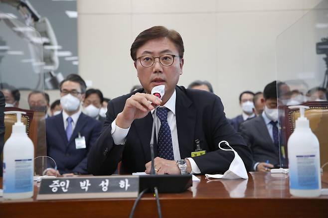 박성하 전 SK C&C 대표이사가 지난 10월 24일 국회에서 열린 과학기술정보방송통신위원회의 과학기술정보통신부 및 소관 감사대상기관에 대한 종합감사에 증인으로 출석해 답변하고 있다. /연합뉴스