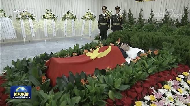 2022년 12월 1일 낮 12시 10분 상하이 화둥의원 고별실에서 전날 별세한 장쩌민 전 중국 국가주석의 출관식이 거행됐다. 장 전 주석 시신 위엔 중국공산당기가 덮여 있다. /중국 CCTV 신원롄보