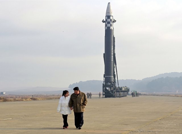 지난 18일 대륙간탄도미사일(ICBM) 발사장을 살펴보고 있는 김정은 북한 국무위원장과 둘째 딸 김주애. 뉴스1