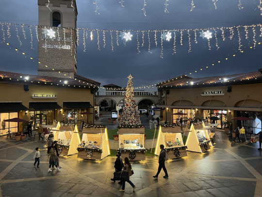 신세계사이먼 부산 프리미엄 아웃렛 분수광장에 설치된 대형 성탄트리 주변에 크리스마스마켓이 열리고 있다. <신세계사이먼 제공>