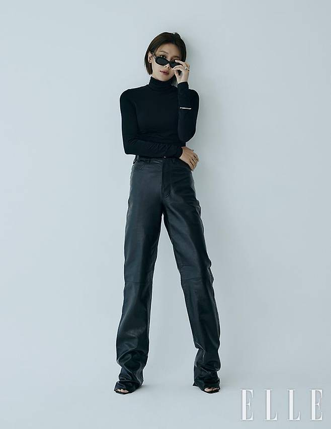 선글라스는 Gentle Monster. 팬츠는 Celine. 브레이슬렛과 오른 손에 착용한 링은 모두 Portrait Report. 볼드한 골드 링과 실버 링은 모두 Chanel Fine Jewelry. 슈즈는 Gianvito Rossi.