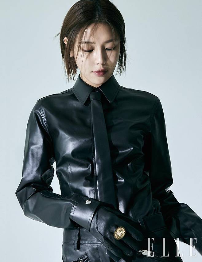 레더 셔츠와 팬츠, 장갑, 링은 모두 Burberry.