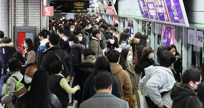 서울 지하철을 운영하는 서울교통공사 노동조합이 파업에 돌입한 30일 서울 지하철 2호선 신도림역 승강장에서 승객들이 지하철을 기다리고 있다. 사진=박범준 기자