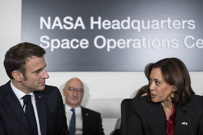 미국을 국빈 방문 중인 에마뉘엘 마크롱 프랑스 대통령(왼쪽)이 11월 30일(현지시간) 미국 워싱턴DC 항공우주국(NASA)본부에서 카멀라 해리스 미 부통령과 대화를 나누고 있다. 이날 워싱턴DC 연방의회 의사당에서 열린 의회 및 기업 지도자들과의 만찬에서 마크롱 대통령은 미국의 인플레이션 감축법(IRA)에 대해 강하게 비판했다. AP연합뉴스