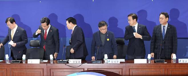 여야 '동상이몽'. 1일 오전 국회 의원회관 더불어민주당 정책실에서 열린 여야 '3+3 정책 협의체' 첫 회의에서 기념촬영을 하기 위해 준비하고 있다. 왼쪽부터 국민의힘 이만희 행안위 간사, 송언석 원내수석부대표, 성일종 정책위의장, 더불어민주당 김성환 정책위의장, 위성곤 원내정책수석부대표, 김교흥 행안위 간사. 사진=연합뉴스