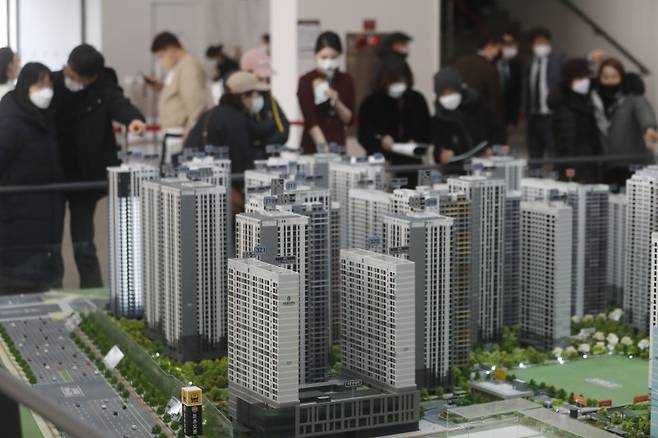 1일 서울 강동구 올림픽파크 포레온(둔촌주공 재건축 단지) 견본주택을 찾은 시민들이 모형도 설명을 듣고 있다. 뉴시스