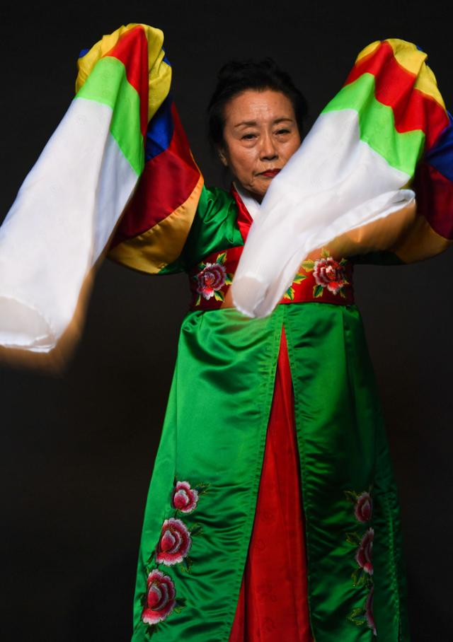 김애선 보유자가 소무의 춤사위를 보이고 있다. 김영원 인턴기자