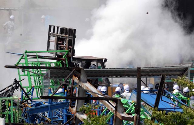 2009년 8월 쌍용차 평택공장에 대한 경찰의 진압을 앞두고 노조원들이 트럭에 불을 지르며 격렬히 저항하고 있다. 한국일보 자료사진
