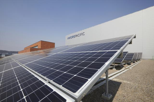 경기 오산시 '아모레 뷰티파크'에 설치된 태양광 패널. 모든 제품을 재생에너지로 생산하는 것이 아모레퍼시픽의 목표다. 아모레퍼시픽 제공