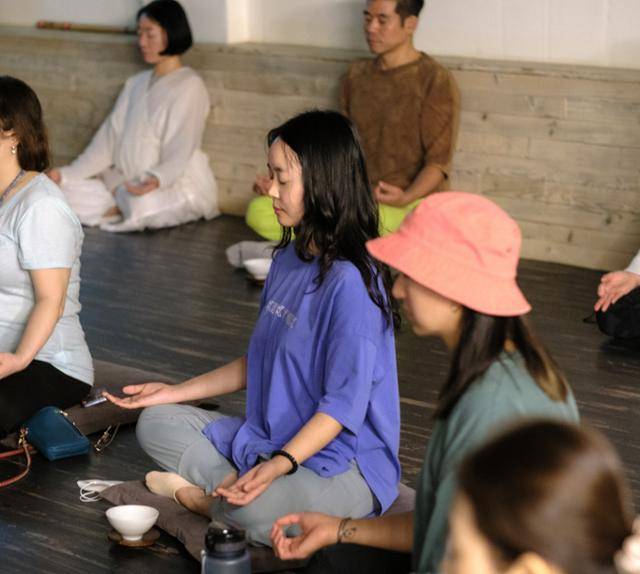 제주 서귀포시에 위치한 웰니스 복합문화공간 '취다선'에서 기자(가운데)가 차를 입 안에 머금고 감각을 느끼고 있다. 취다선 제공