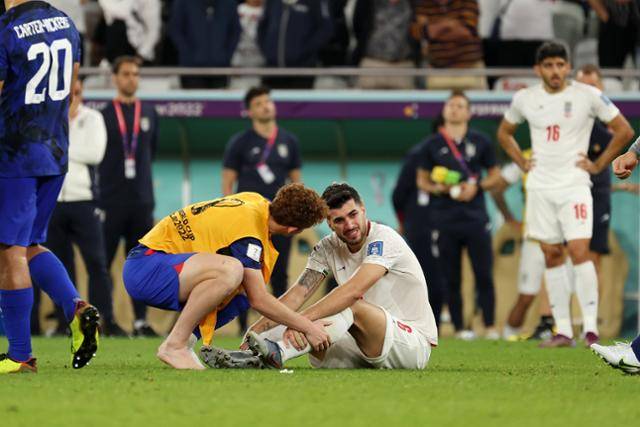이란 축구 국가대표팀 미드필더 사에드 에자톨라히가 지난달 29일 카타르 도하 알투마마 스타디움에서 열린 2022 카타르 월드컵 조별리그 B조 최종 3차전에서 미국에 패배한 뒤 그라운드에 앉아 눈물을 흘리고 있다. 도하=뉴시스