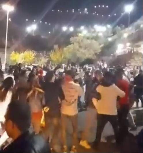 이란 축구 대표팀이 지난달 29일 2022 카타르 월드컵 조별리그 최종전에서 미국에 패해 16강 진출에 실패했다는 소식에 이란인들이 거리로 나와 기뻐하며 춤을 추고 있다. 이란 언론인 마시 알리네자드 트위터 캡처