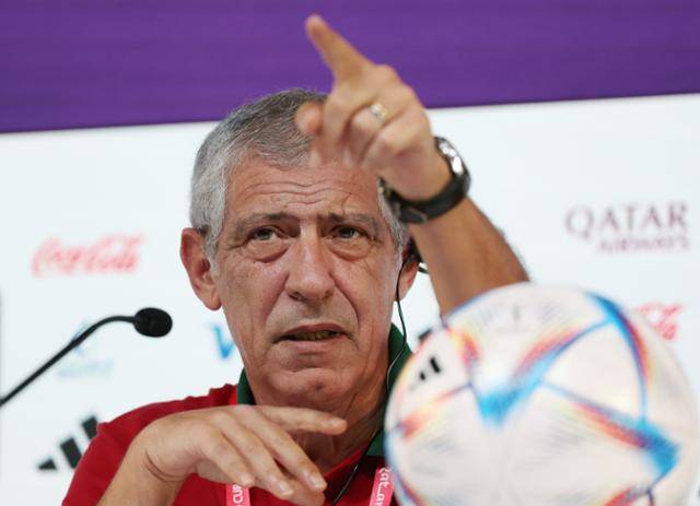 포르투갈 축구대표팀 페르난두 산투스 감독이 1일 카타르 알라얀 메인미디어센터에서 한국과 조별리그 H조 최종 3차전을 하루 앞두고 기자회견을 하고 있다. 알라얀=뉴시스