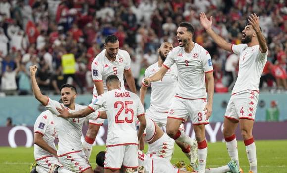 튀니지가 1일(한국시간) 열린 프랑스와 2022 카타르월드컵 D조 조별리그 최종전에서 1-0으로 이겼다. 후반 12분 와흐비 카즈리가 이날 선제골이자 결승골이 된 득점을 올리자 팀 동료들이 함께 기뻐하고 있다. [사진=뉴시스]