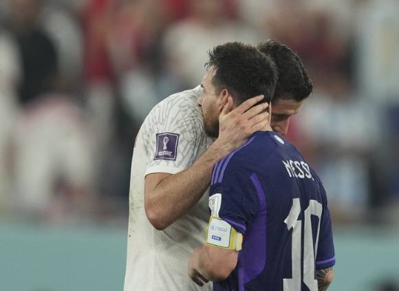 로베르트 레반도프스키(왼쪽)와 리오넬 메시 [사진=뉴시스]