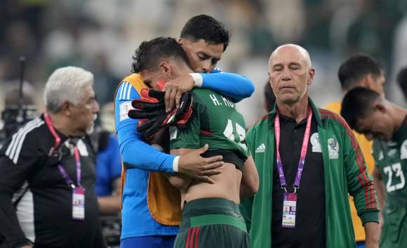 멕시코 선수들이 1일(한국시간) 열린 2022 카타르월드컵 D조 조별리그 최종전을 마치고 서로를 위로하고 있다. 멕시코는 사우디아라이비아에 2-1로 이겼으나 골득실에서 폴란드에 밀려 조 3위로 조별리그 탈락했다. [사진=뉴시스]