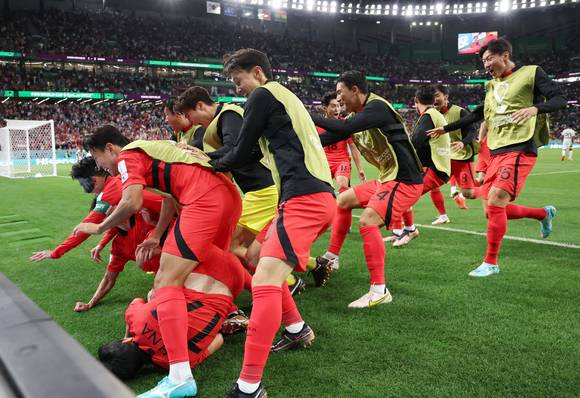 지난 28일(현지시간) 카타르 알라이얀 에듀케이션 시티 스타디움에서 열린 2022 카타르 월드컵 H조 2차전 대한민국과 가나의 경기, 한국 조규성이 동점골을 성공시킨 뒤 동료들과 기뻐하고 있다. [사진=뉴시스]