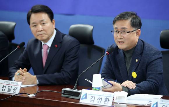 김성환 더불어민주당 정책위의장(오른쪽)이 1일 오전 서울 여의도 국회 의원회관에서 열린 '국민의힘·더불어민주당 3+3 정책협의체 킥오프 미팅'에서 발언하고 있다. [사진=뉴시스]