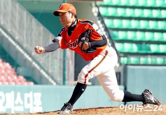 한화 이글스는 1일 구단 프런트 조직개편을 통해 스카우트 파트장이던 정민혁 대리를 스카우트 팀장으로 승격시켰다. 한화 선수 시절 투구하는 정 신임 스카우트 팀장. [사진=아이뉴스24 포토 DB]