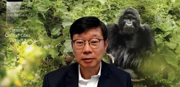 김점식 코닝고릴라글라스코리아 사장이 신제품을 소개하고 있는 모습. [사진=코닝]