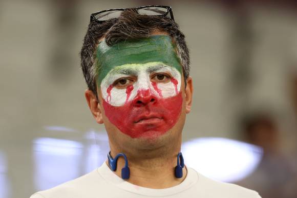 지난 29일(현지시간) 오후 카타르 도하 알투마마 스타디움에서 열린 2022 카타르 월드컵 조별리그 B조 3차전 이란과 미국의 경기, 한 남성이 이란 정부를 규탄하는 페이스 페인팅을 하고 관중석에 앉아 있다. [사진=뉴시스]