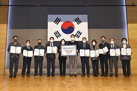 1일 올 한해 달성군을 빛낸 혁신베스트 10에 선정된 각 과 관계자들이 상장을 들어보이고 있다. [사진=달성군]