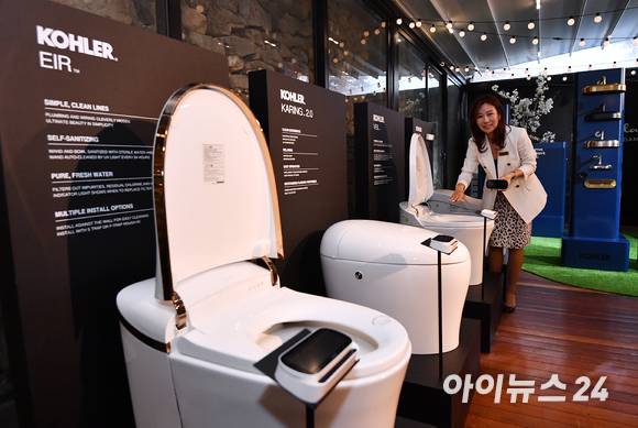 콜러코리아 세일즈 마케팅 박선영 총괄이사가 1일 청담동 더클래스청담에서 열린 신제품 런칭 행사에서 콜러 비데일체형 양변기에 대해 설명하고 있다. [사진=김성진 기자]