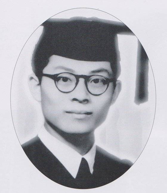 장쩌민 전 중국 국가주석의 21번째 생일 몇 달 전인 1947년 중반에 찍은 장쩌민의 졸업 사진. 사진=『장쩌민전』(상하이역문출판사)