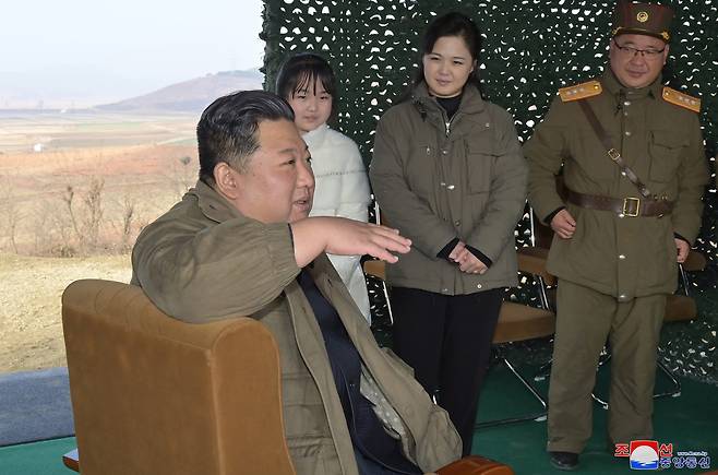 북한이 지난 18일 김정은 국무위원장의 지도 아래 신형의 대륙간탄도미사일 화성-17형을 시험발사했다. 이 자리에는 김 위원장의 딸이 동행했다. 조선중앙통신=연합뉴스