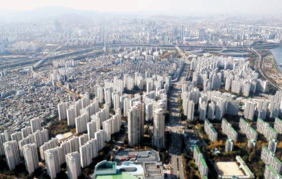 서울 송파구 롯데월드타워 전망대 서울스카이에서 바라본 아파트 단지 모습. 뉴스1