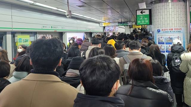 지난달 30일 저녁 2호선 신도림역 승강장, 지하철 파업으로 열차가 지연되는 상황에서 승하차객 인파가 몰려 출구 계단까지 멈춰 서 있던 모습. (사진=신승민 기자)