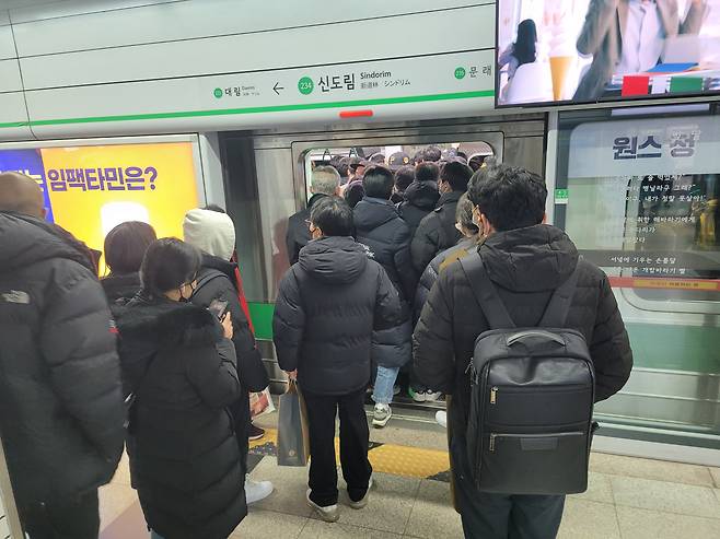 지하철 파업이 개시됐던 지난달 30일 저녁, 퇴근길 신도림역 2호선 승강장에 열차가 들어오자 승객들이 승차하는 모습. 객차 내부가 사람들로 가득 차, 뒷줄에 서 있던 나머지 시민들은 다음 열차를 기다려야 했었다. (사진=신승민 기자)