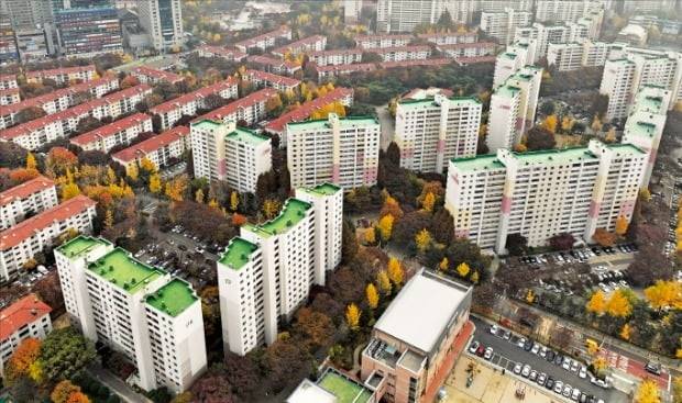 정부가 구조 안전성 가중치를 낮추는 내용의 재건축 안전진단 규제 완화 방안을 다음주 발표할 예정이다. 2차 정밀안전진단(적정성 검토)을 준비 중인 서울 양천구 목동신시가지1단지.   /한경DB