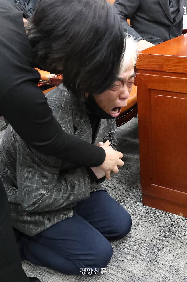이태원 참사 희생자 고 이지한씨의 아버지가 1일 국회에서 열린 국정조사특위에서 무릎을 꿇고 호소하고 있다. 박민규 선임기자