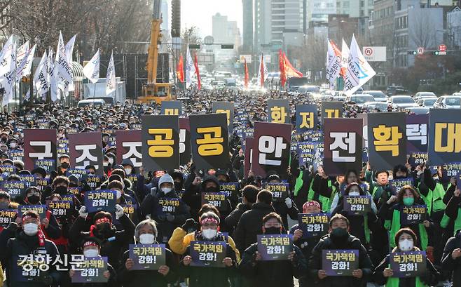 대통령실 앞에서 총파업 결의 공공운수노조 조합원들이 1일 서울 용산 대통령 집무실 앞에서 열린 총파업 결의대회에서 ‘국가책임 강화, 민영화 및 구조조정 중단’ 등을 촉구하며 구호를 외치고 있다. 성동훈 기자