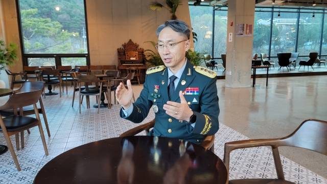 제31대 한국군종목사단장으로 취임한 최석환 목사는 기존 군인교회 주도의 미자립 대대급 군인교회 지원사업의 한계를 벗어나 한국교회와의 연결을 통해 지원을 확대할 것이라고 밝혔다. 사진은 최 목사가 대전에 있는 KT인재개발원에서 국민일보와 인터뷰를 하는 모습.