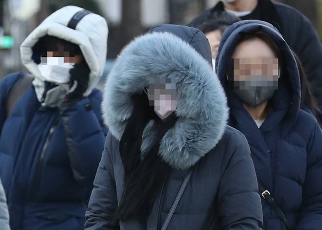 아침 기온은 더 떨어져 강추위가 이어질 전망이다. 사진은 지난달 30일 서울 종로구 광화문광장 인근에서 두꺼운 옷을 입은 시민들이 출근을 서두르는 모습. /사진=뉴스1