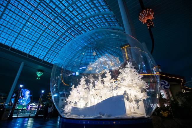 위니비니 광장의 윈터빌리지에 설치된 지름 4m 스노볼.