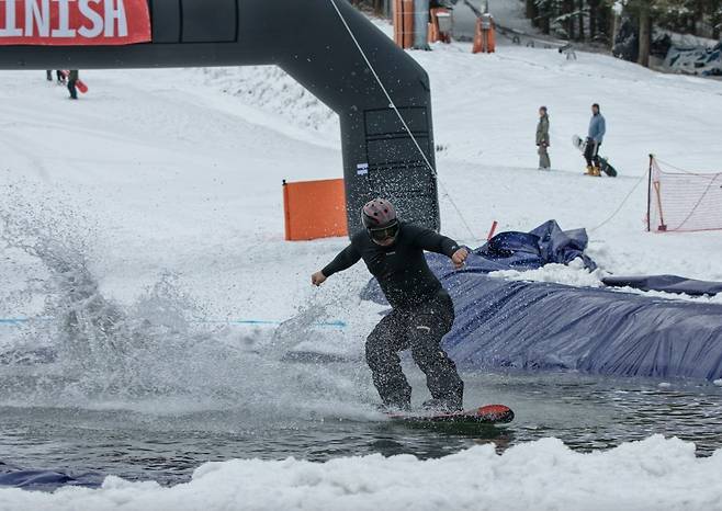설상 스키 다음엔 수상 스키. 용평 스키장의 명물 물웅덩이