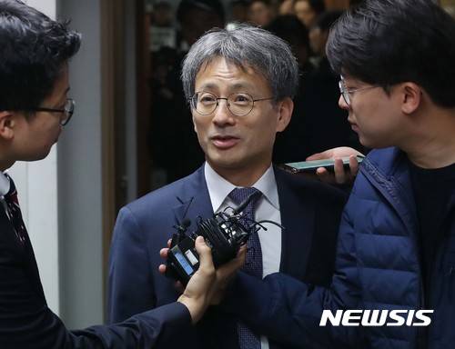 [서울=뉴시스]지난 2017년 11월2일 서울 여의도 율촌빌딩에서 열린 방송문화진흥회에서 김광동 당시 방송문화진흥회 이사가 회의장으로 향하는 모습. (자료=뉴시스DB).