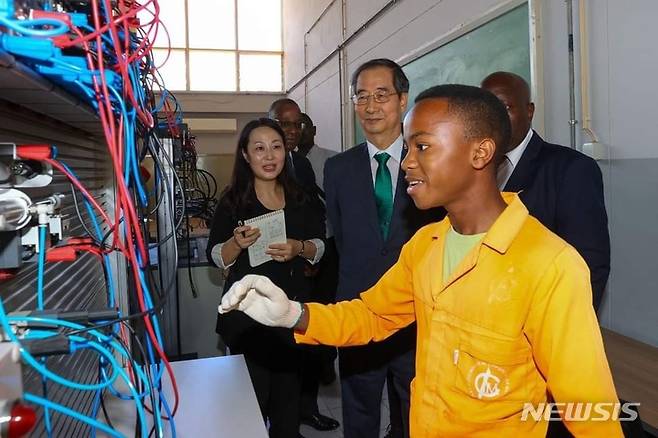 [서울=뉴시스]한덕수 총리가 1일 모잠비크 마톨라 산업학교를 방문해 현지 학생들이 현대 소나타를 갖고 직업훈련을 하고 있는 모습을 지켜보고 있다.