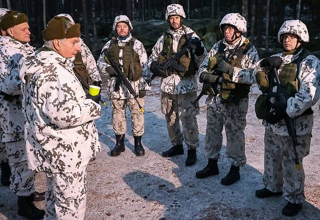 사울리 니니스퇴 핀란드 대통령(왼쪽 2번째)이&nbsp;핀란드·러시아 접경지역에서 진행된 핀란드 육군의 혹한기 훈련 참가 장병들에게 훈시하고 있다. SNS 캡처