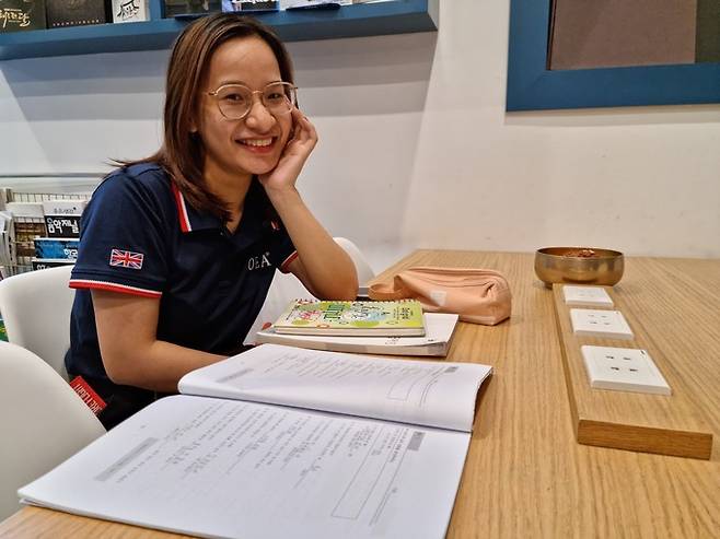 지난달 1일 베트남 하노이 주베트남 한국문화원 북카페에서 한국어를 공부하고 있는 학생의 모습. 백준무 기자